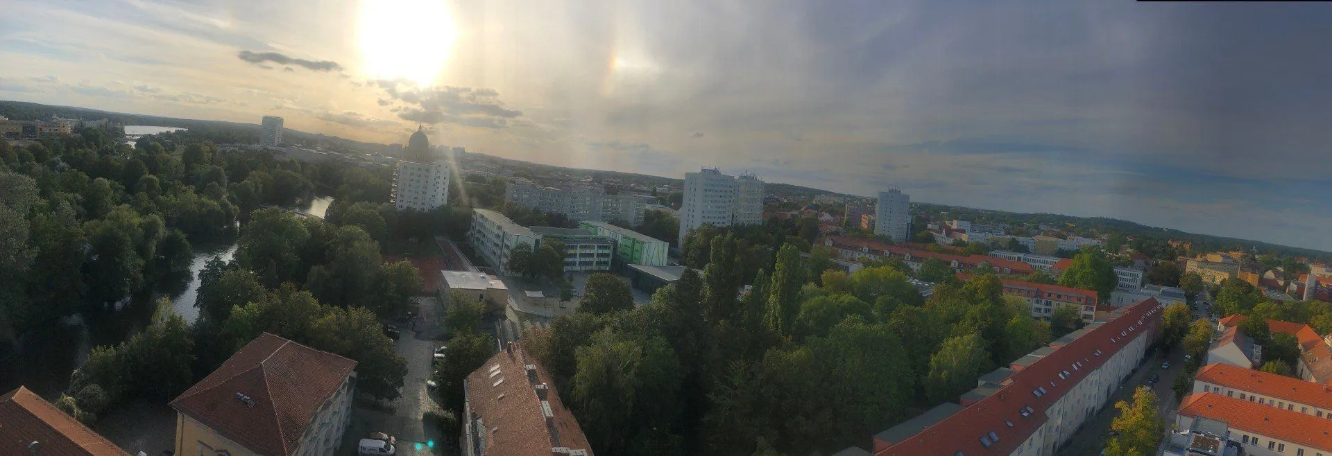 Weiter Blick über Potsdam bei tiefstehender Sonne, Havel, Dächer und Baumkronen.