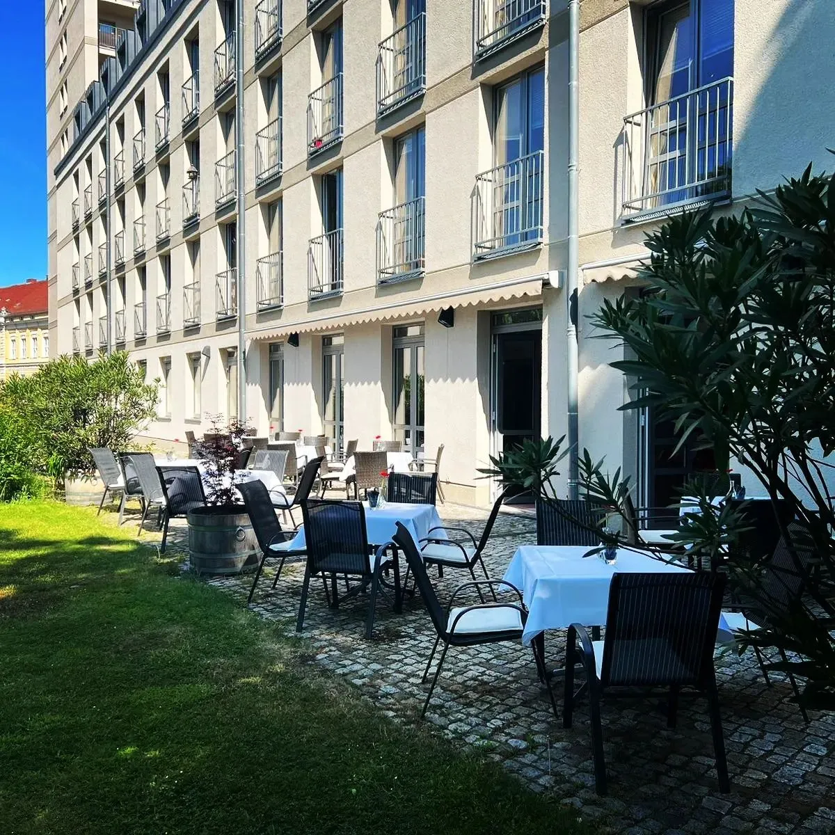Terrassentische am Gebäude des Residenz Heilig-Geist-Parks.